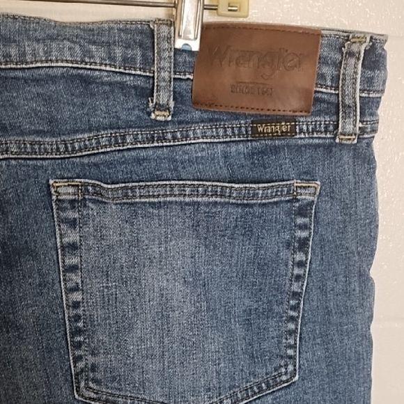 Wrangler Regular Fit Jeans with Classic Wash - Picture 2 of 9